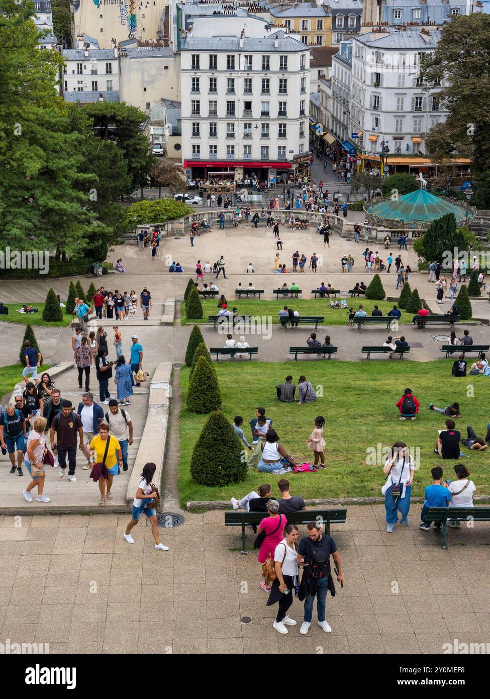 Touristes sur la place Louise Michel, Montmartre, Paris, France, Europe, UE. Banque D'Images