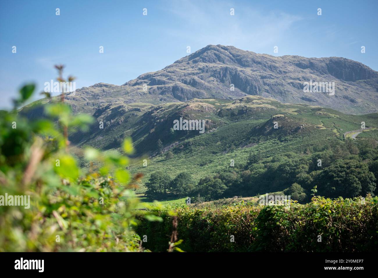 Le Cumbrien est tombé de Hardknott, avec le col sur la droite Banque D'Images