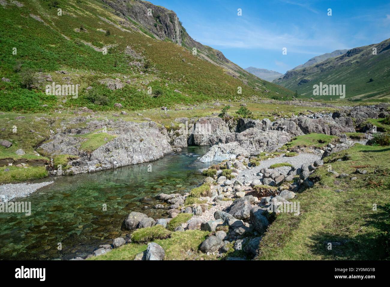 Kail pot sur la rivière Esk, regardant la vallée vers Bowfell, Eskdale Banque D'Images