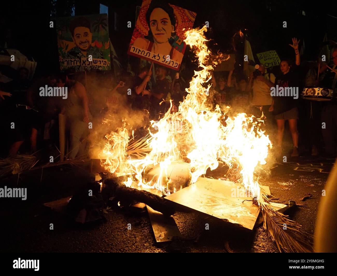 Jérusalem-Ouest, Israël. 02 septembre 2024. Manifestation devant la maison de Netanyahou à Jérusalem pour démanteler un accord d'otages. Les panneaux indiquent 'Carmel ne reviendra pas' et ''Hersh ne reviendra pas'' Banque D'Images