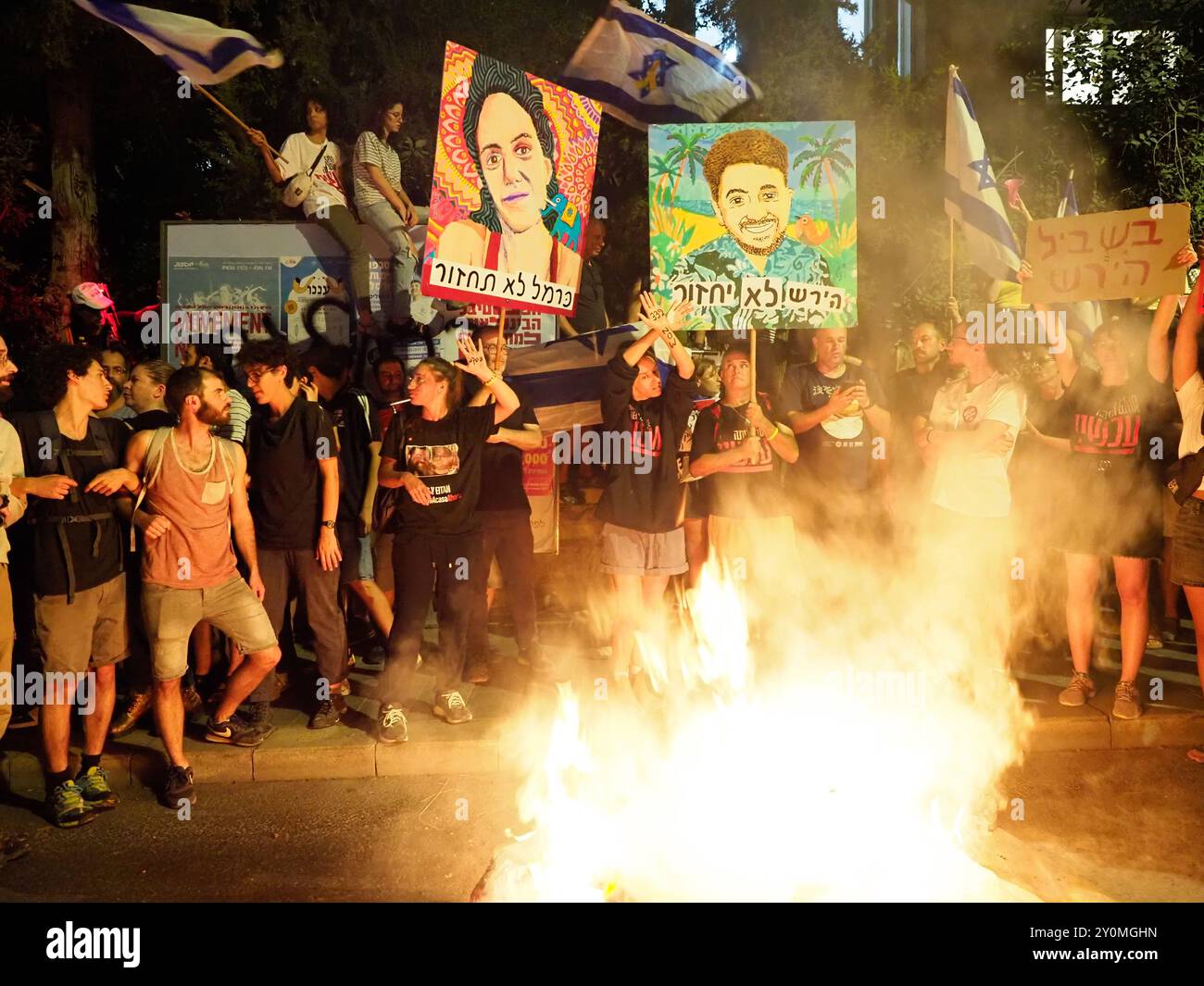 Jérusalem-Ouest, Israël. 02 septembre 2024. Manifestation devant la maison de Netanyahou à Jérusalem pour démanteler un accord d'otages. Les panneaux indiquent « Carmel ne reviendra pas », « Hersh ne reviendra pas » et « pour Hersh » Banque D'Images