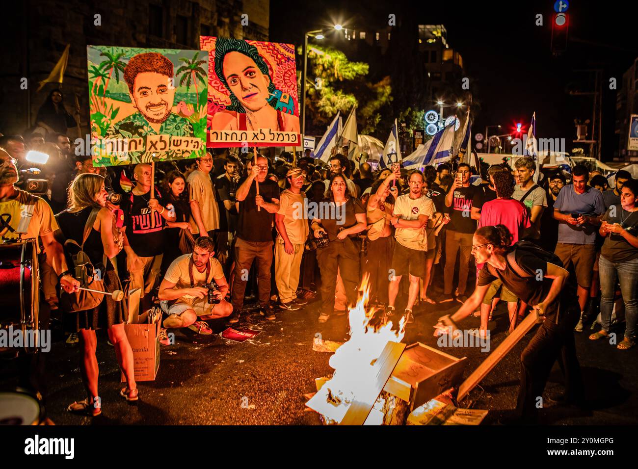 Les manifestants tiennent des pancartes avec les portraits de Carmel Gat, R et Hersh Goldberg Polin lors d'une manifestation après les funérailles de Hersh. Des dizaines de milliers de personnes se sont rassemblées à travers Israël pour la deuxième journée après que les corps de Carmel Gat, Eden Yerushalmi, Hersh Goldberg-Polin, Alexander Lobanov, Almog Sarusi et Maître Sgt Ori Danino aient été sauvés de Gaza. Les manifestants demandent au premier ministre Benjamin Netanyahu et à son gouvernement de conclure un accord pour obtenir la libération des otages restants pris par le Hamas lors des attaques du 7 octobre. Banque D'Images