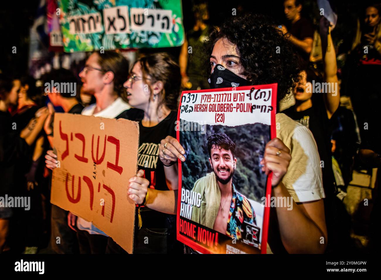 Jérusalem, Israël. 02 septembre 2024. Le manifestant tient une pancarte avec un portrait de Hersh Goldberg Polin lors d'une manifestation après les funérailles de Hersh. Des dizaines de milliers de personnes se sont rassemblées à travers Israël pour la deuxième journée après que les corps de Carmel Gat, Eden Yerushalmi, Hersh Goldberg-Polin, Alexander Lobanov, Almog Sarusi et Maître Sgt Ori Danino aient été sauvés de Gaza. Les manifestants demandent au premier ministre Benjamin Netanyahu et à son gouvernement de conclure un accord pour obtenir la libération des otages restants pris par le Hamas lors des attaques du 7 octobre. Crédit : SOPA images Limited/Alamy Live News Banque D'Images