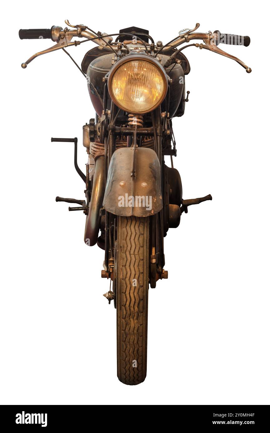 Vue de face d'une moto vintage anglaise vieillie et rouillée isolée sur un fond blanc Banque D'Images