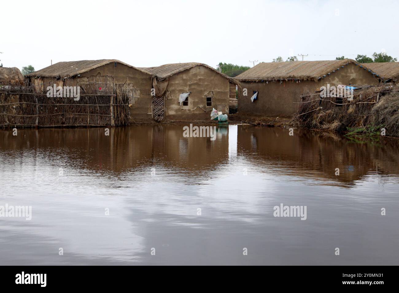 Dadu. 2 septembre 2024. Cette photo prise le 2 septembre 2024 montre une zone inondée dans le district de Dadu, dans la province du Sindh, au sud du Pakistan. Au total, 293 personnes ont été tuées et 564 autres blessées dans des accidents provoqués par des pluies de mousson au Pakistan au cours des deux derniers mois alors que de fortes pluies continuaient de faire des ravages dans certaines parties du pays, selon l'Autorité nationale de gestion des catastrophes. Crédit : Jan Ali/Xinhua/Alamy Live News Banque D'Images