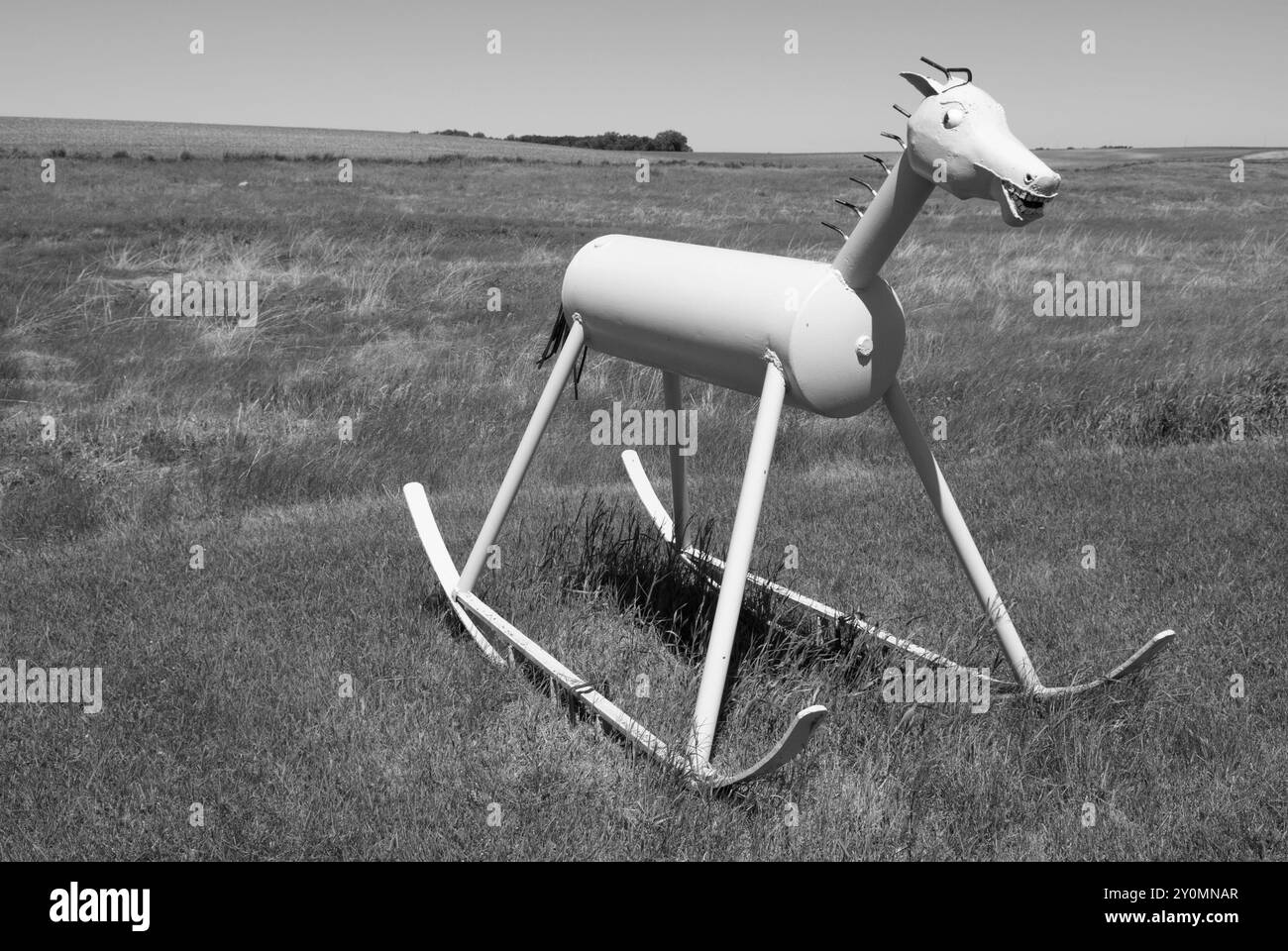 Statue de cheval à bascule rose au porter sculpture Park à Montrose, Dakota du Sud, États-Unis. Banque D'Images