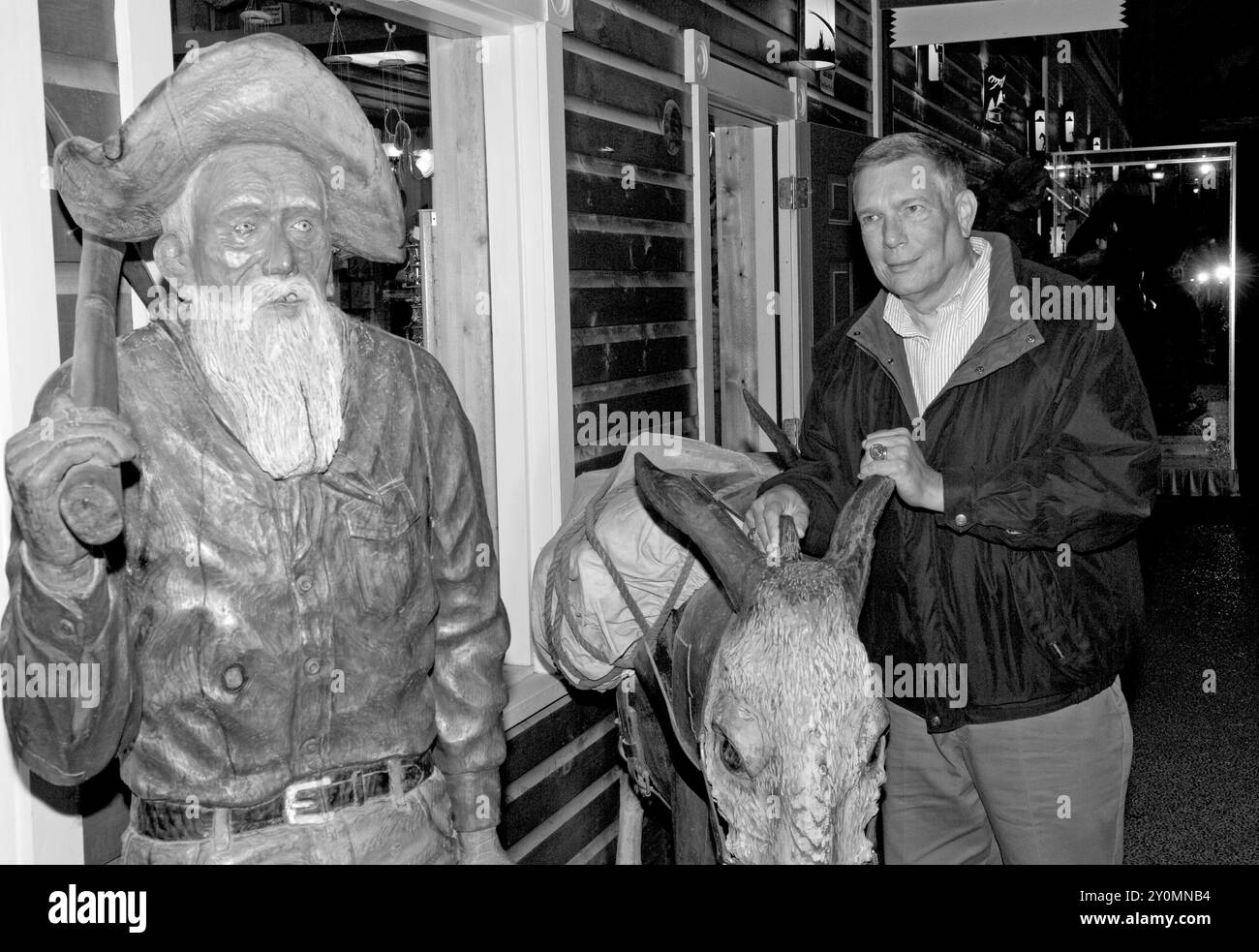 Touriste masculin caucasien (60-65 ans) regardant une exposition de prospecteurs au Wall Drug Store, Dakota du Sud. ÉTATS-UNIS. Banque D'Images