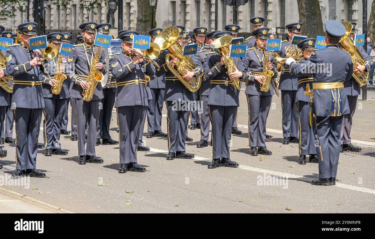 RAF Music Brass Band jouant à la cérémonie de la Journée des Casques bleus au cénotaphe de Whitehall pour commémorer la Journée internationale des Casques bleus de l'ONU 2024. Banque D'Images