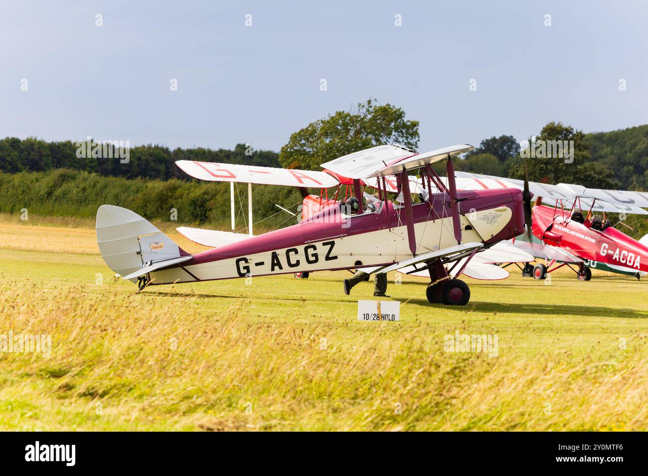 DeHavilland Tiger Moth Major, g-ACGZ s'aligne avec l'équipe d'affichage de Tiger 9 pour le décollage. rouler pour décoller. Spectacle Little Gransden Air en août 2024. Banque D'Images