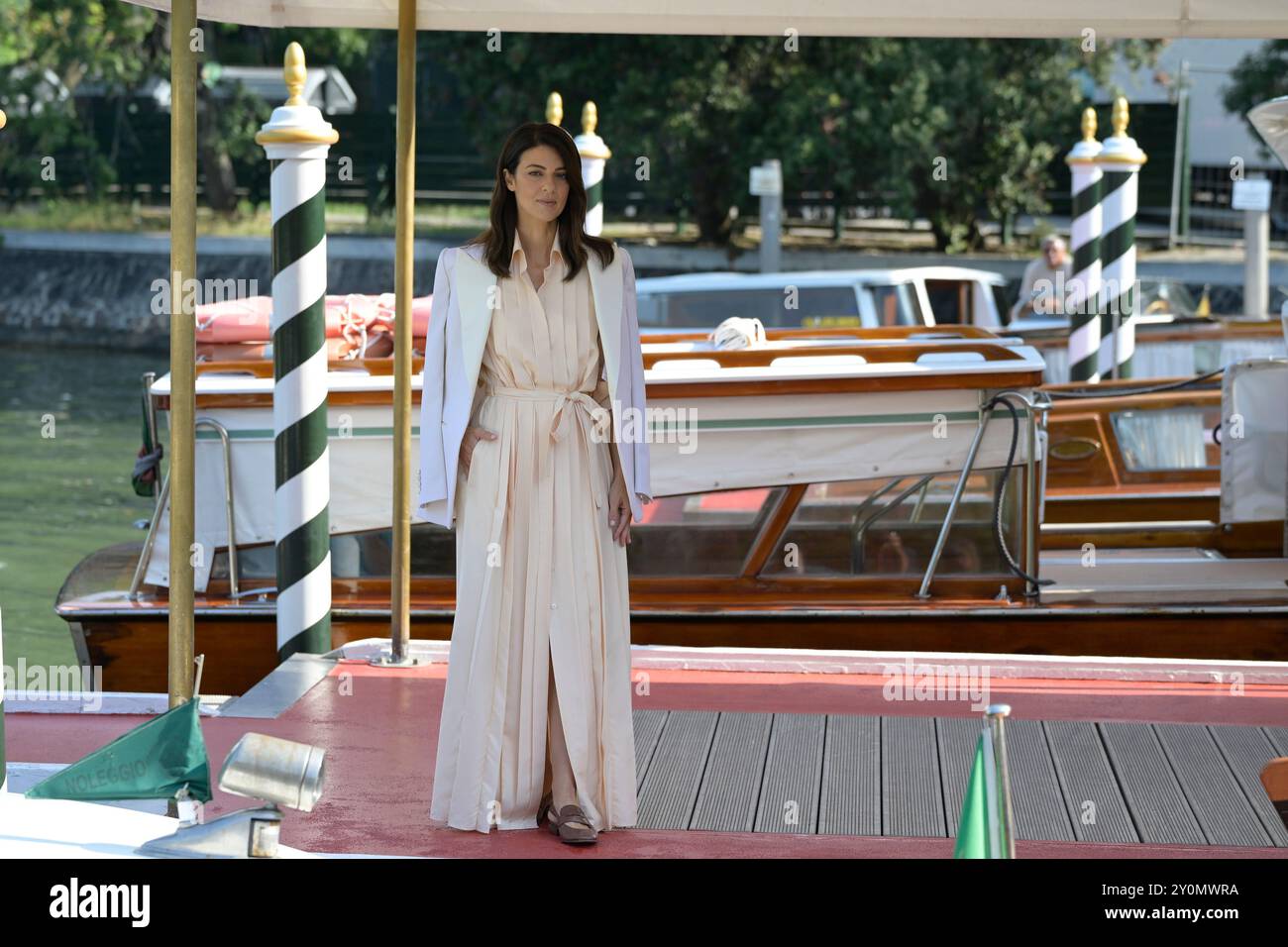 Barbara Ronchi arrive au quai de l'hôtel Excelsior dans le Lido de Venise pour le 81e Festival du film de Venise. (Photo Mario Cartelli / SOPA images/SIPA USA) Banque D'Images