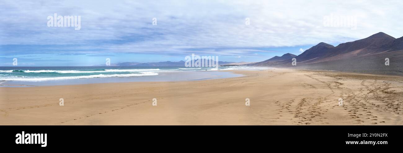 Cofete, Fuerteventura - sur la plage marchez de Cofete à l'île rocheuse El Islote de las Siete Viudas Banque D'Images