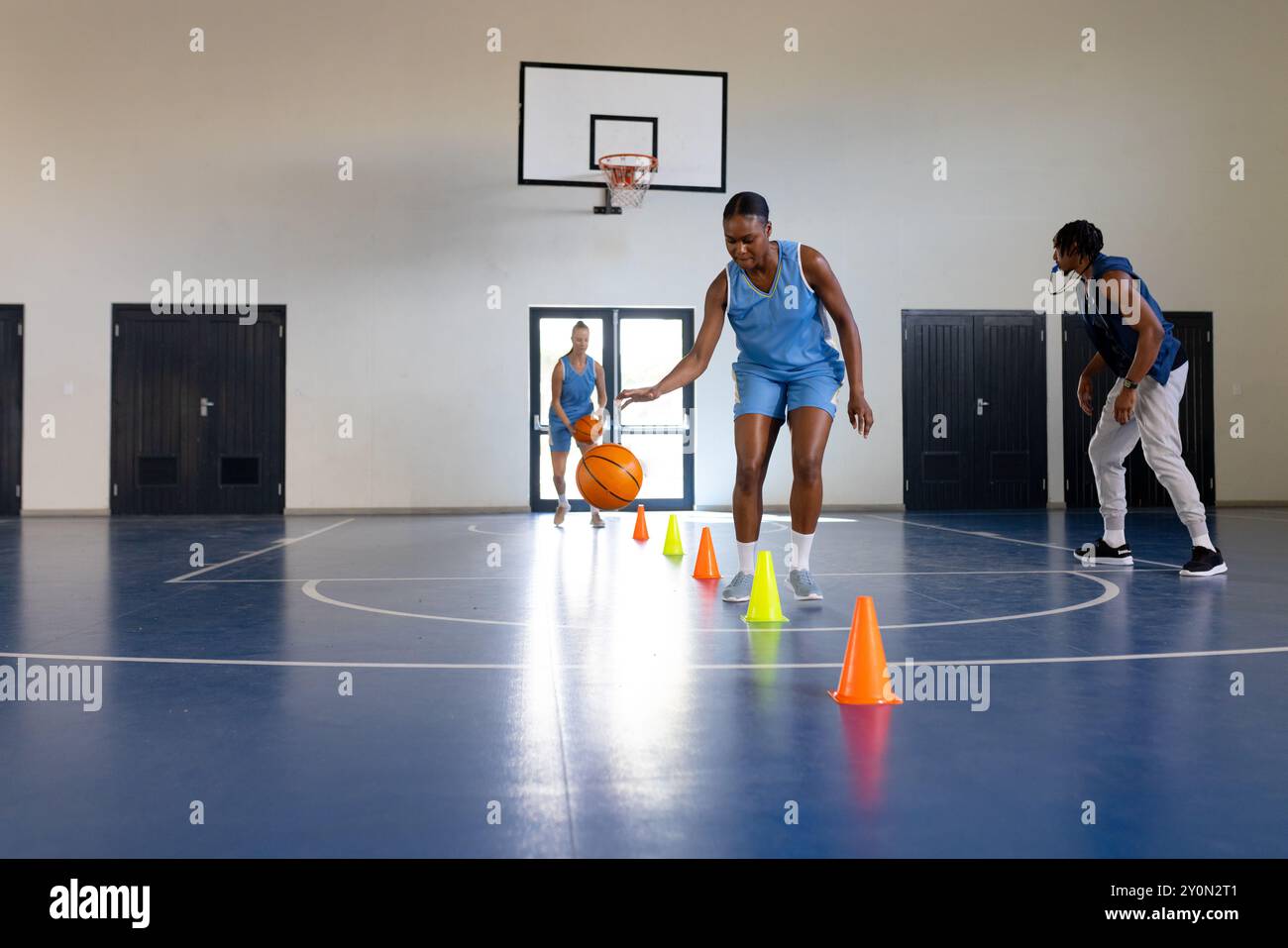 Dribble basket-ball autour des cônes, entraînement de joueur de basket-ball féminin dans le gymnase, espace de copie Banque D'Images