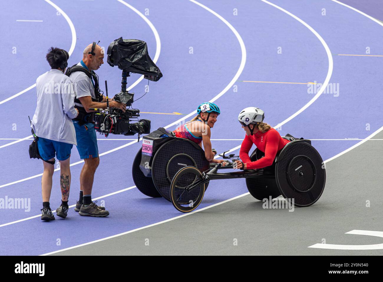 Les athlètes paralympiques Catherine Debrunner et Susannah Scaroni lors de la finale du 5000 m en fauteuil roulant féminin pour les Jeux paralympiques d'été de Paris 2024. Banque D'Images