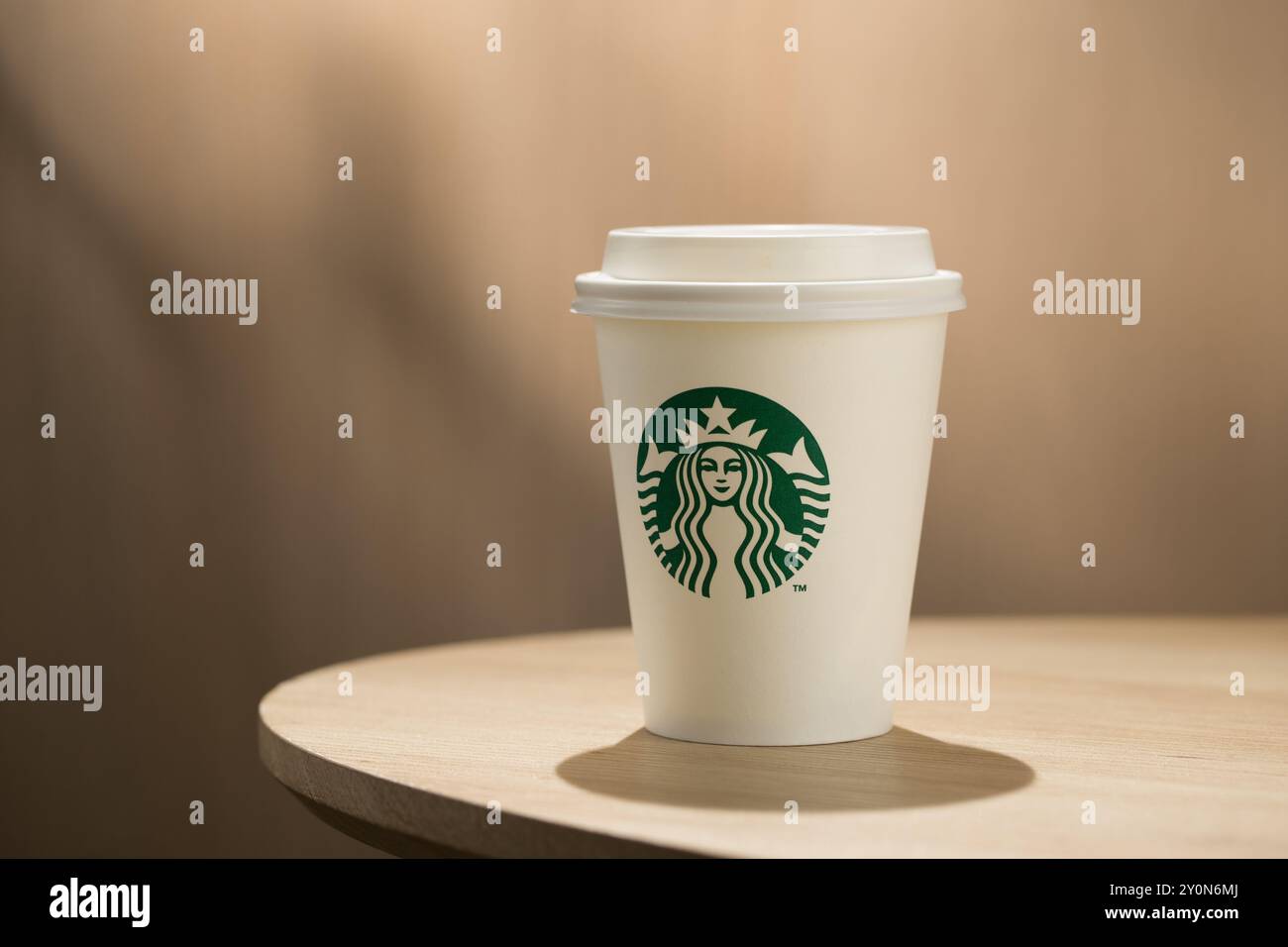 Tasse à emporter Starbucks emblématique de la portée de la marque mondiale et de la culture de consommation. Banque D'Images