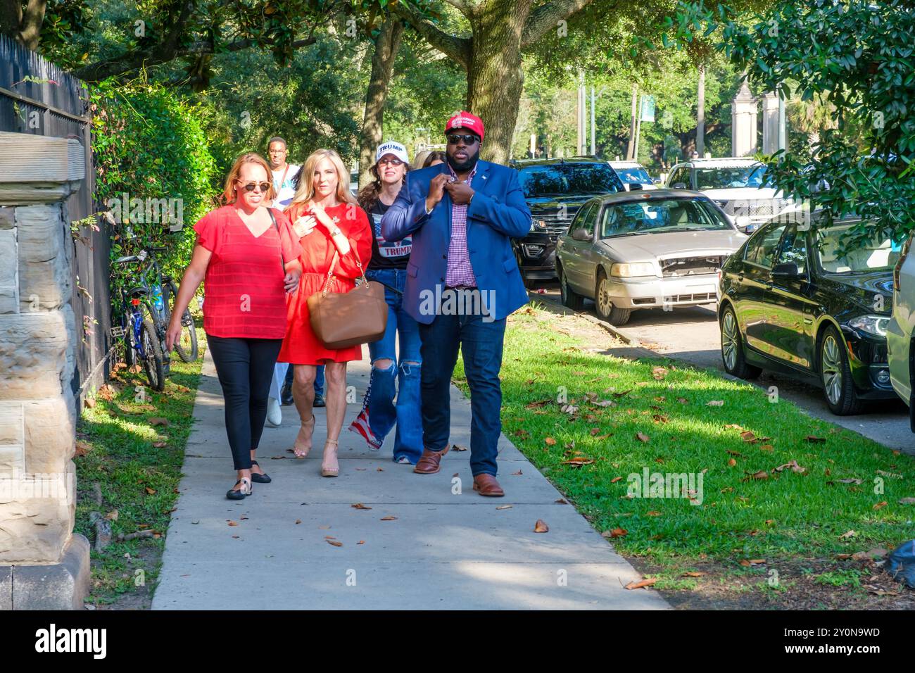 LA NOUVELLE-ORLÉANS, LOUISIANE, États-Unis - 24 JUIN 2024 : les partisans de Donald Trump marchent vers Audubon place, où Trump assiste à une collecte de fonds Banque D'Images