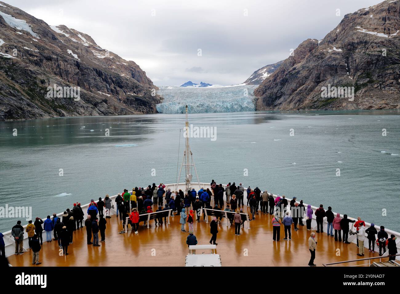 Le navire de croisière Fred Olsen, MS Bolette, se retrouve face à face avec un énorme glacier dans le détroit de Prince Christian, au Groenland Banque D'Images