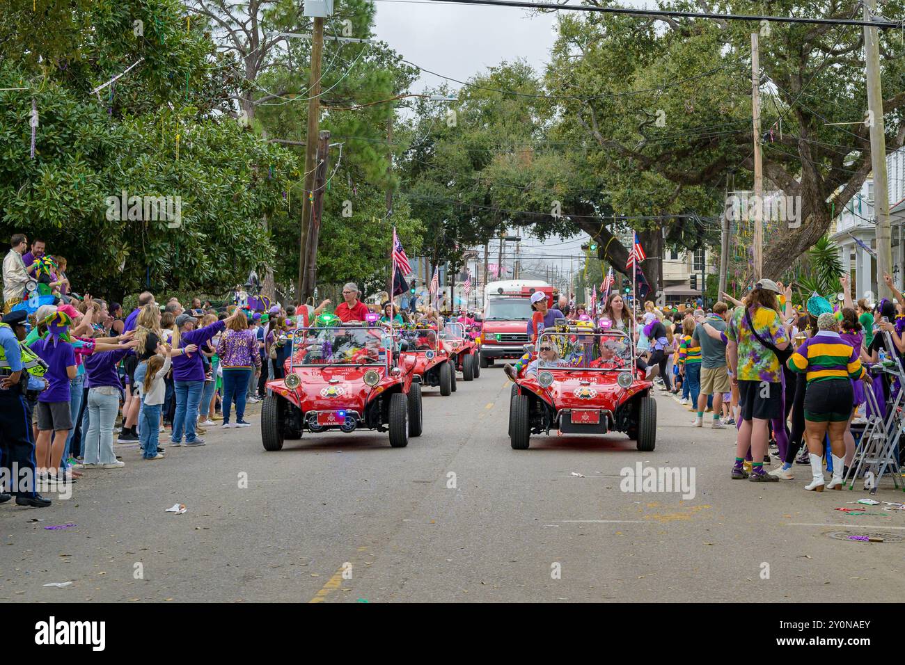 NOUVELLE-ORLÉANS, LOUISIANE, États-Unis - 11 FÉVRIER 2024 : les buggys Red Dune ouvrent la voie à travers la foule sur Magazine Street dans la parade de mardi gras Krewe of Thoth Banque D'Images