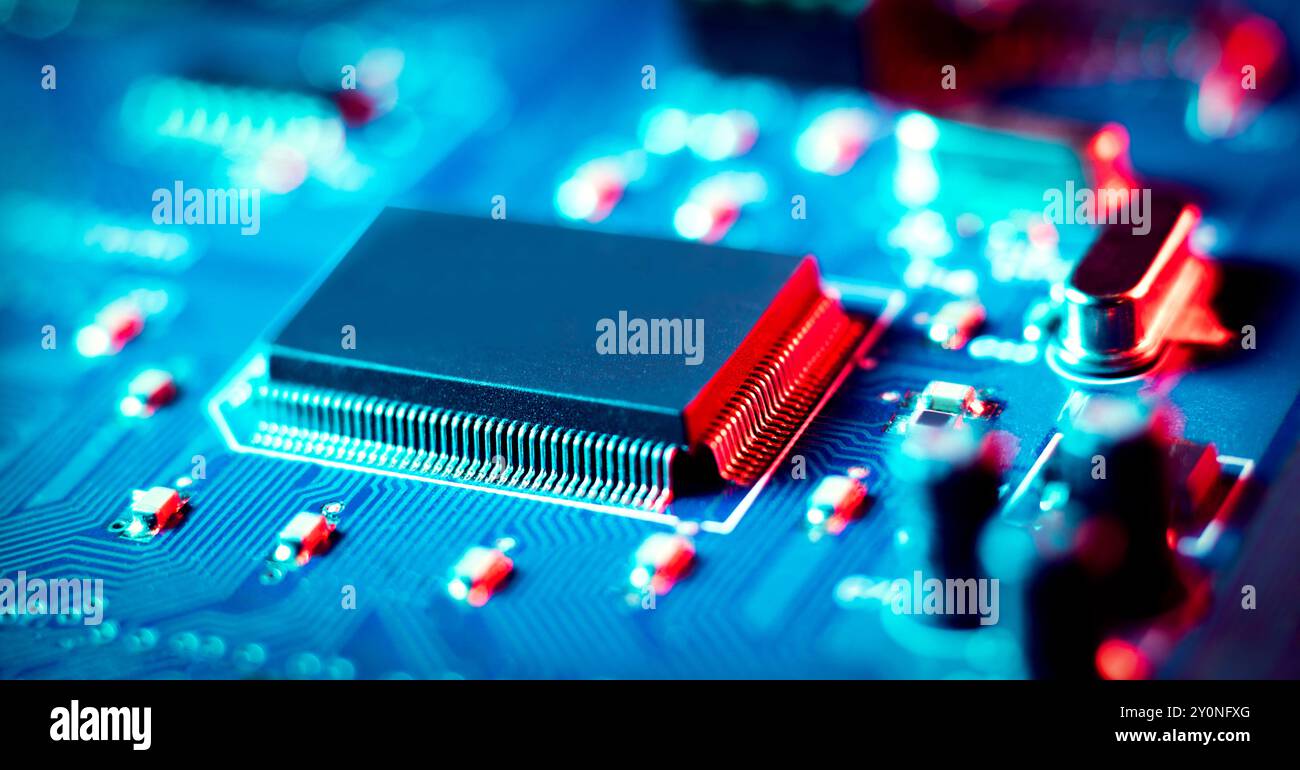 Carte de circuit imprimé électronique gros plan contenant un circuit intégré (IC) également connu sous le nom de micropuce ou puce d'ordinateur. Banque D'Images