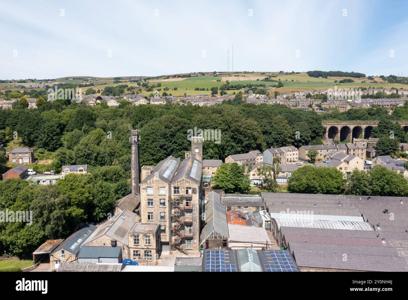 Photo aérienne de la ville historique de Huddersfield, dans le Yorkshire, au Royaume-Uni, montrant les lotissements résidentiels à côté des factori historiques victoriens Banque D'Images