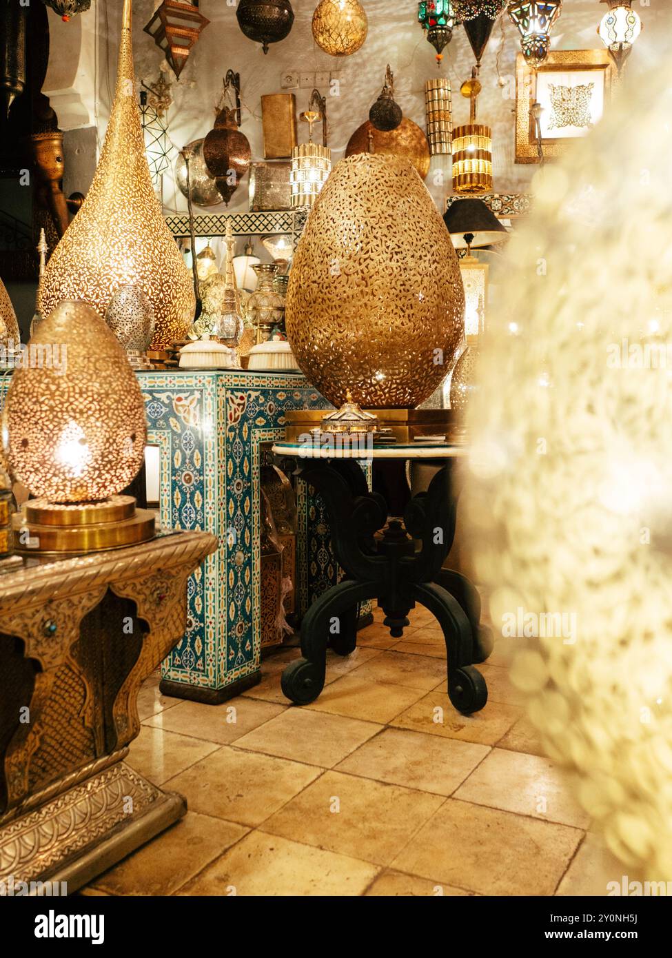 L'intérieur d'une boutique marocaine met en valeur des lanternes exquises créées avec des designs complexes, mettant en valeur des couleurs vives et un savoir-faire traditionnel Banque D'Images