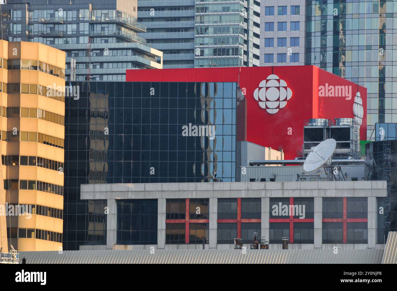 Toronto, ON, Canada – le 2 juin 2024 : vue à l’enseigne Canadian CBC News à Toronto. Banque D'Images Toronto, ON, Canada – le 2 juin 2024 : vue à l’enseigne Canadian CBC News à Toronto. Banque D'Images