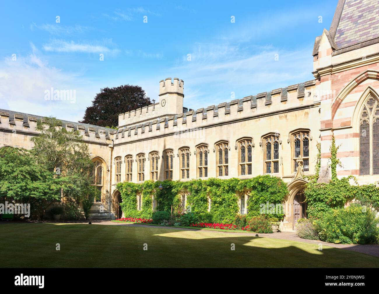 Jardin dans le quad avant à l'extérieur de l'ancienne bibliothèque, la chapelle et la nouvelle bibliothèque du Balliol College de l'Université d'Oxford, fondée en 1263. Banque D'Images