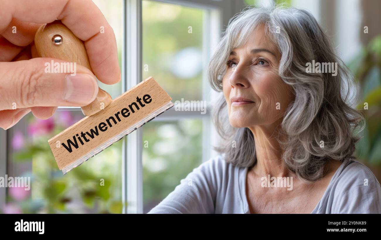 Witwenrente für Hinterbliebene Ein Holzstempel ist beschriftet mit dem Aufdruck : Witwenrente über dem Bild einer älteren Frau, die aus dem Fenster sch Banque D'Images