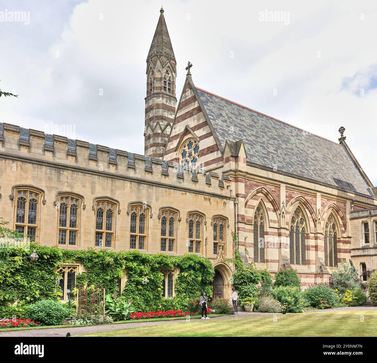 Jardin dans le quad avant à l'extérieur de l'ancienne bibliothèque et la chapelle du Balliol College de l'Université d'Oxford, fondée en 1263. Banque D'Images