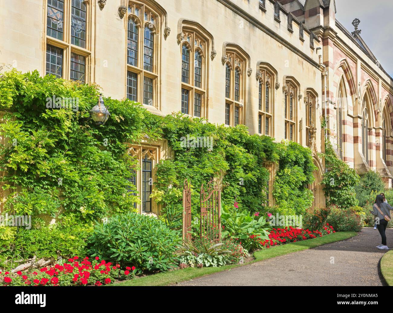 Jardin dans le quad avant à l'extérieur de l'ancienne bibliothèque et la chapelle du Balliol College de l'Université d'Oxford, fondée en 1263. Banque D'Images