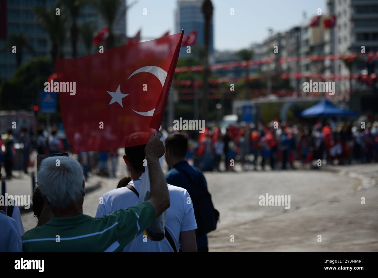 Izmir, Turquie - août 30 2024 : gros plan d'un drapeau turc agitant pendant les célébrations du jour de la victoire à Izmir, capturant la fierté nationale et le patriotisme. Banque D'Images