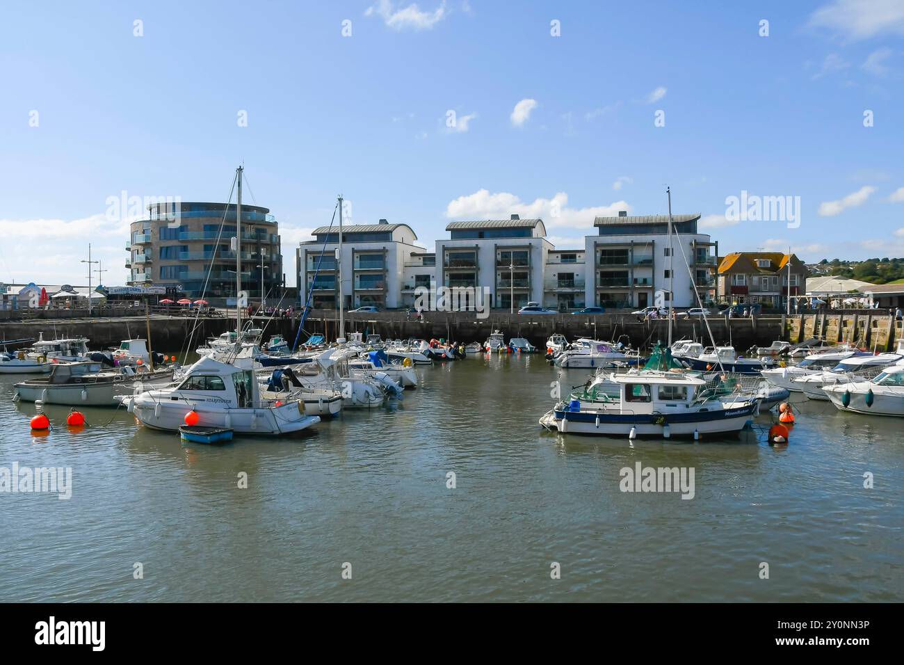 Bateaux dans le port de la station balnéaire de West Bay dans le Dorset lors d'un après-midi de soleil d'automne chaud. Banque D'Images