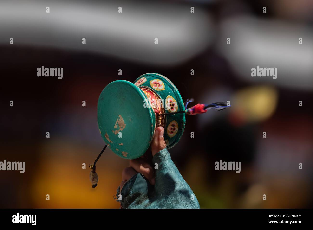 Un instrument de musique traditionnel indien ayant des perles attachées pour frapper le tambour appelé Damru. Banque D'Images