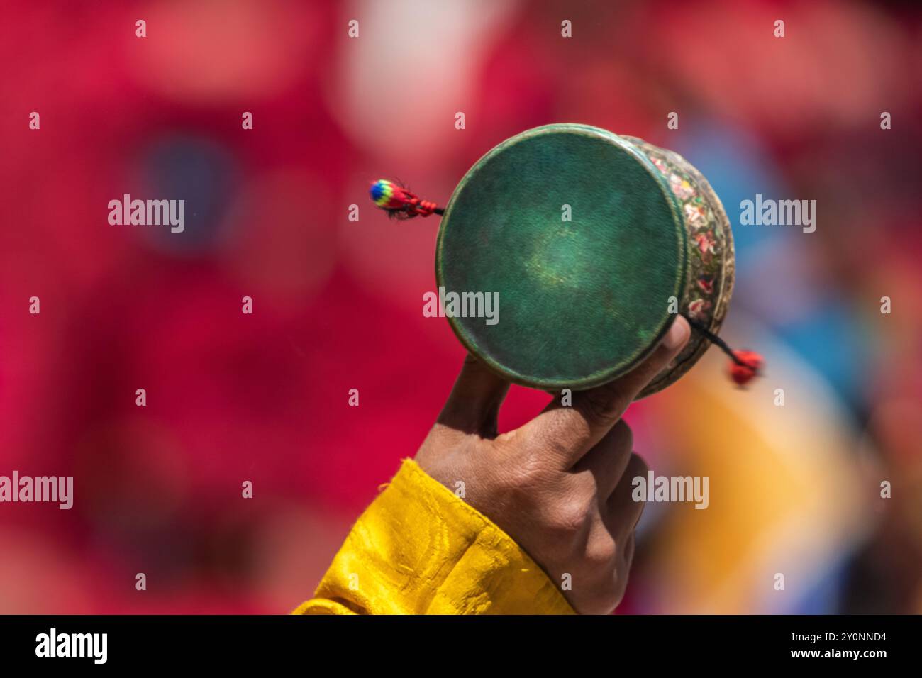 Un instrument de musique traditionnel indien ayant des perles attachées pour frapper le tambour appelé Damru. Banque D'Images