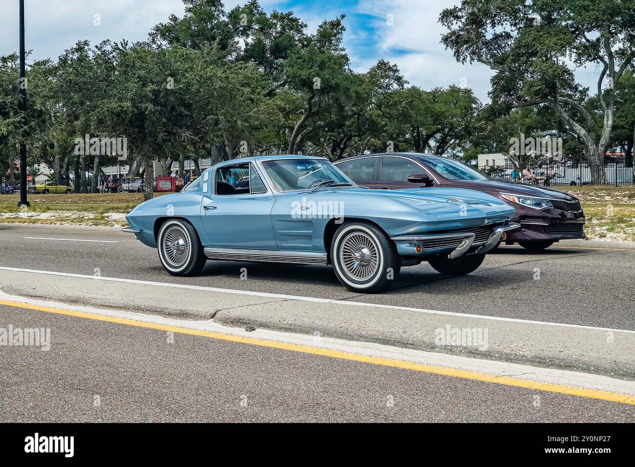 Gulfport, Mississippi - le 7 octobre 2023 : vue d'angle avant grand angle d'une Corvette Stingray coupé 1963 de Chevrolet lors d'un salon automobile local. Banque D'Images