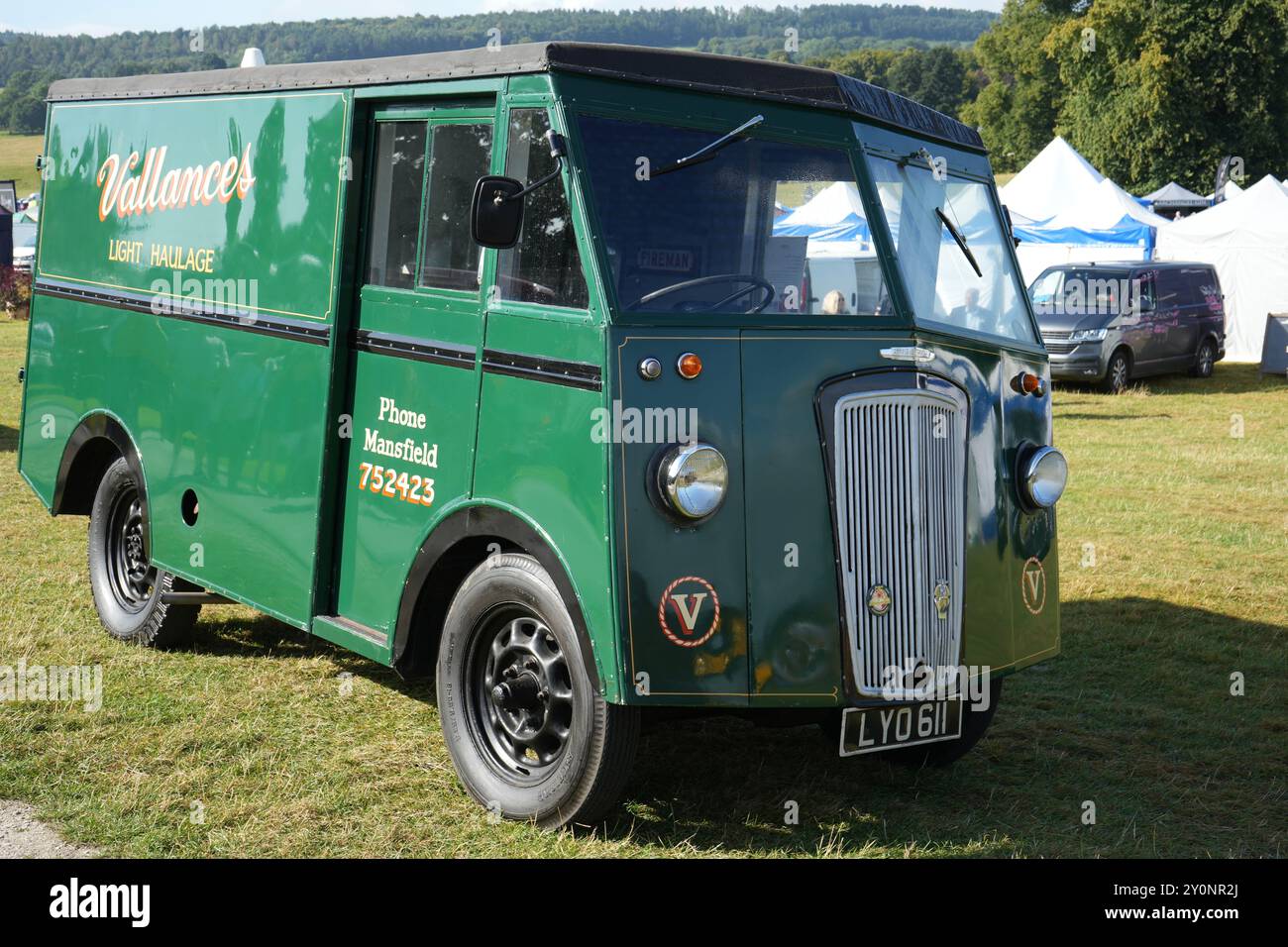 Vert 1952 Morris Van à une foire de campagne. Banque D'Images