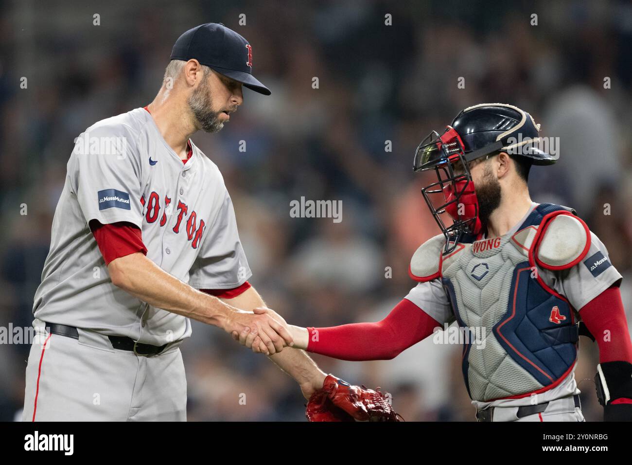 Chris Martin (55), lanceur des Red Sox de Boston, serre la main au receveur des Red Sox de Boston Connor Wong (12) après avoir remporté un match entre les Tigers de Detroit et Banque D'Images