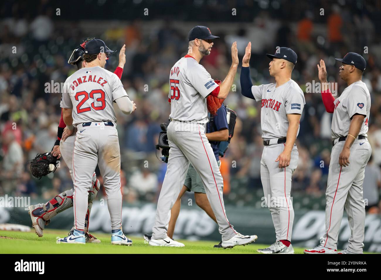 Chris Martin, lanceur des Red Sox de Boston (55), A fait le tour des cinq premiers avec ses coéquipiers après avoir remporté un match entre les Tigers de Detroit et les Red Sox de Boston vendredi Banque D'Images