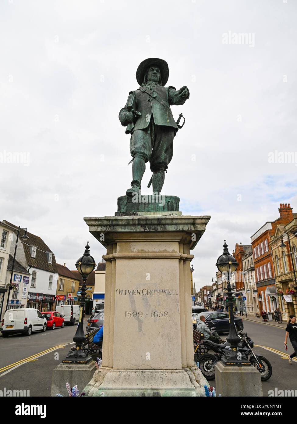 Statue du parlementaire du XVIIe siècle et Lord protecteur, Oliver Cromwell à St Ives dans le Cambridgeshire, Angleterre, Royaume-Uni. Banque D'Images