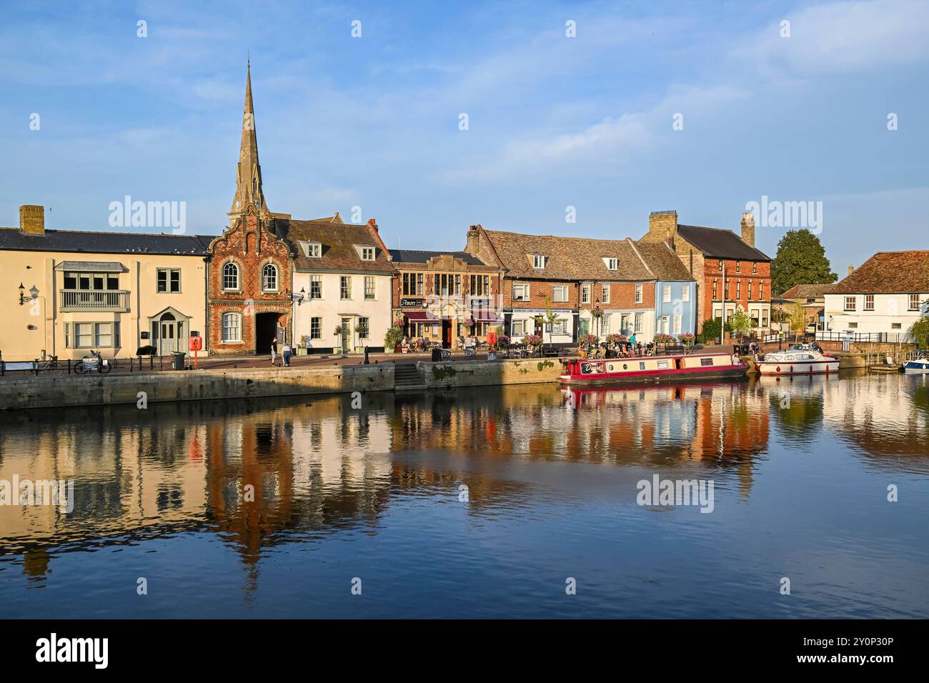 Le front de mer sur la rivière Great Ouse à St Ives dans le Cambridgeshire, Angleterre, Royaume-Uni par une chaude soirée ensoleillée. Banque D'Images