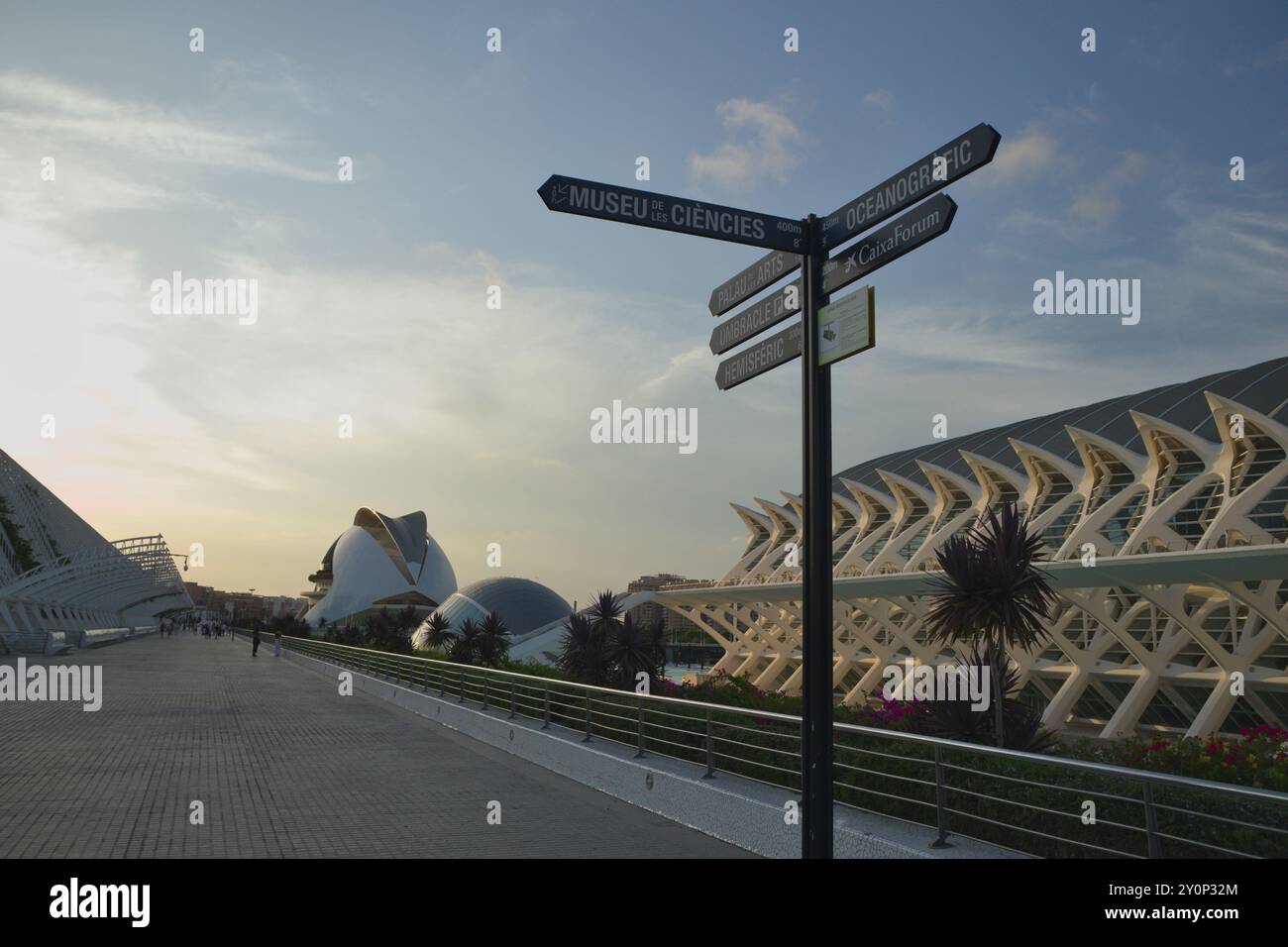 Poste indiquant où se trouvent l'Océanographique, l'hémisphérique et le Musée des Sciences dans les environs de la Cité des Sciences et des Arts en va Banque D'Images