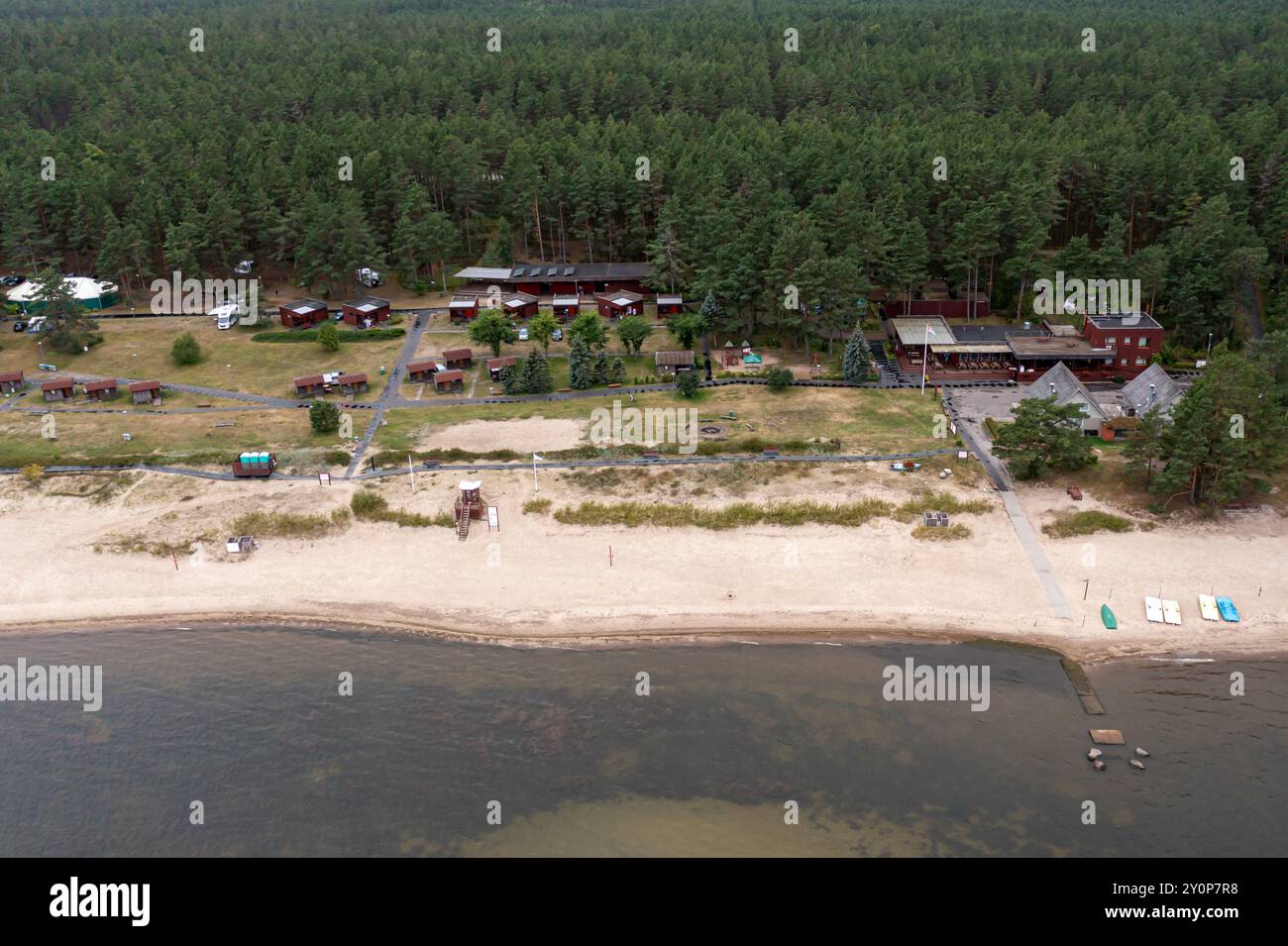 Cet emplacement dispose d'une station balnéaire sereine entourée d'arbres imposants. Banque D'Images