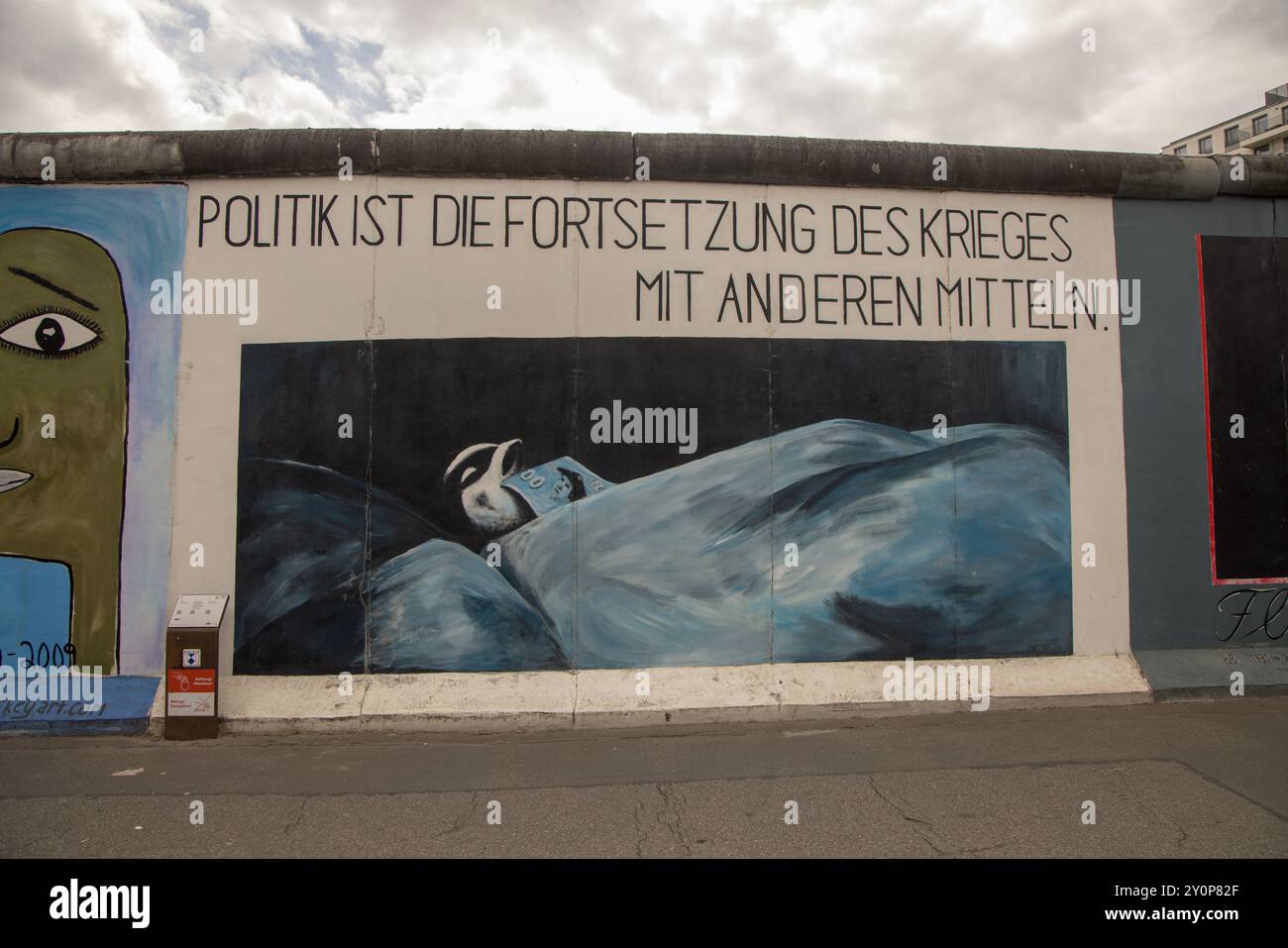 Carsten Jost & Ulrike Steglich "Politik ist die Fortsetzung des Krieges mit anderen Mitteln" sur le mur de Berlin , East Side Gallery Berlin, Allemagne Banque D'Images