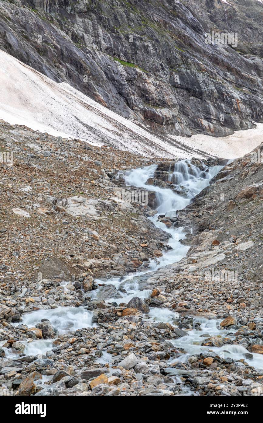 Ruisseau glaciaire avec cascade au glacier Steingletscher, Oberland bernois, Suisse Banque D'Images