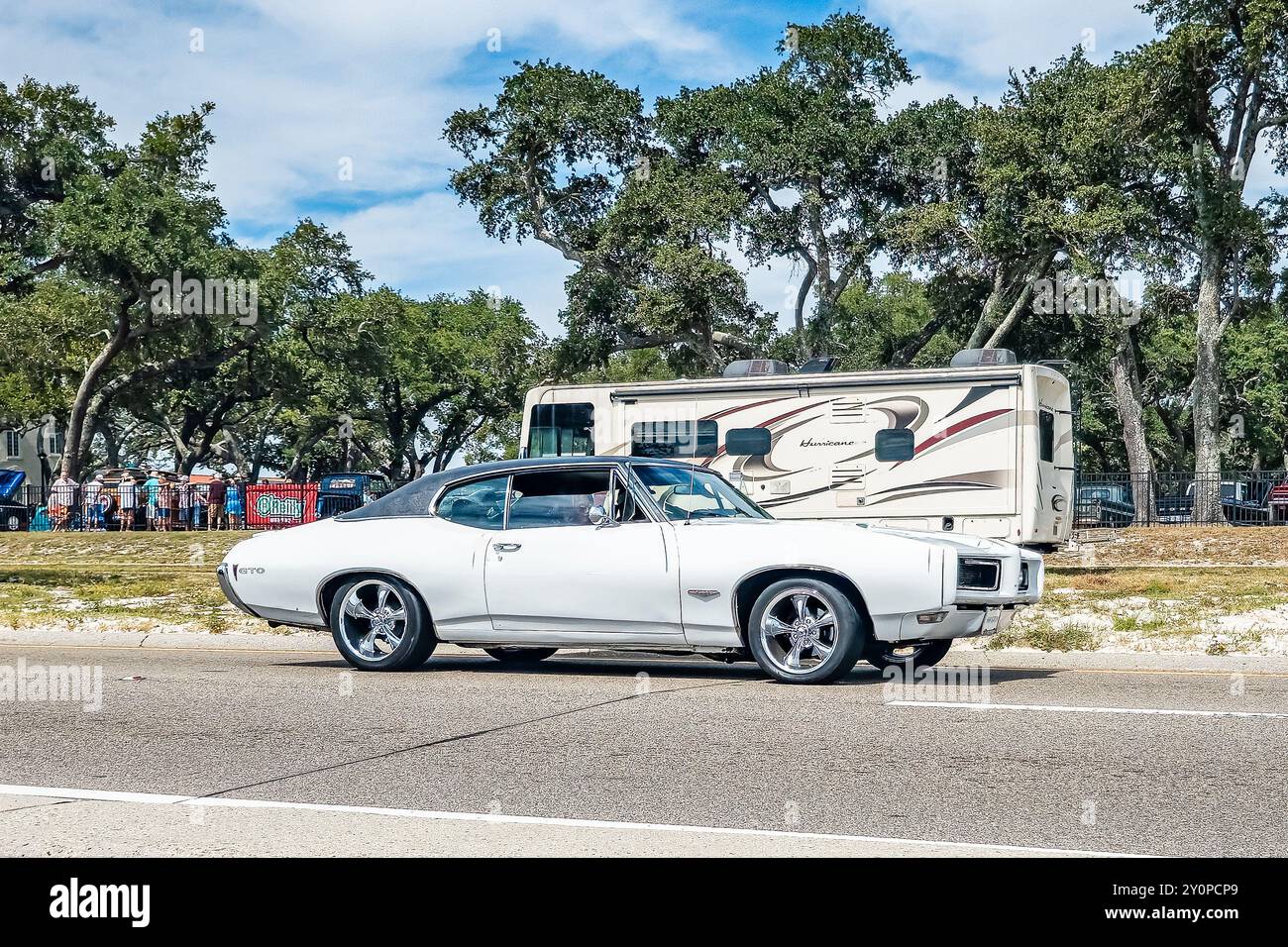 Gulfport, Mississippi - 7 octobre 2023 : vue latérale grand angle d'un coupé à toit rigide GTO 1968 de Pontiac lors d'un salon automobile local. Banque D'Images