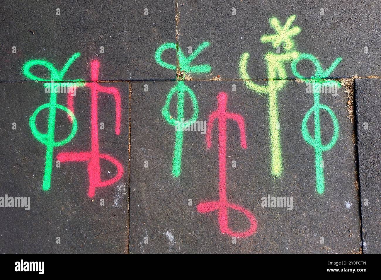 Des symboles sont peints sur le trottoir à Londres pour indiquer les positions souterraines des infrastructures d'utilité publique telles que les tuyaux et les câbles. Banque D'Images