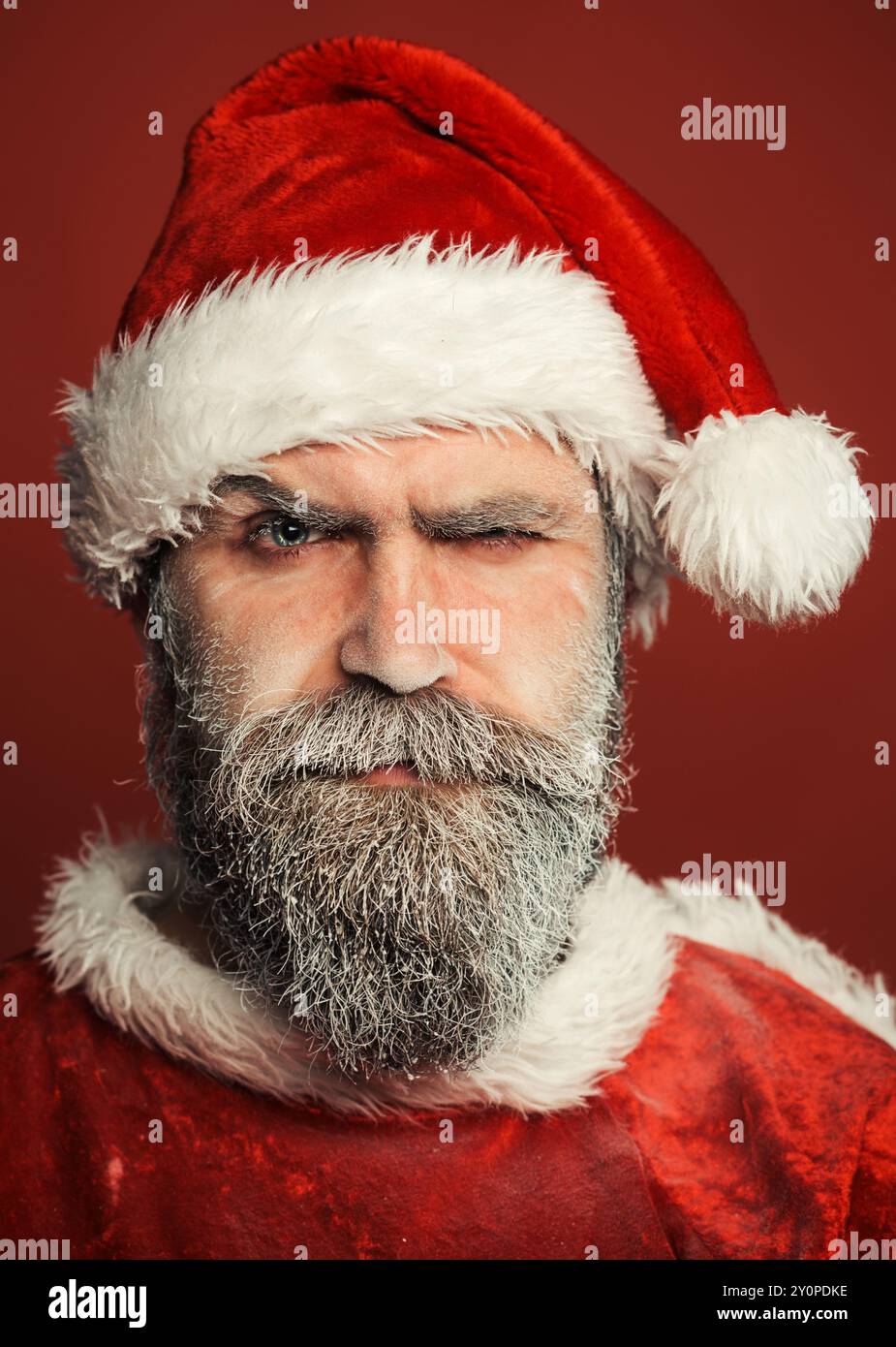Joyeux Noël et bonne année. Gros plan portrait du Père Noël sérieux. De bonnes vieilles traditions. Fête des vacances en famille. Homme de Noël dans le Père Noël Banque D'Images