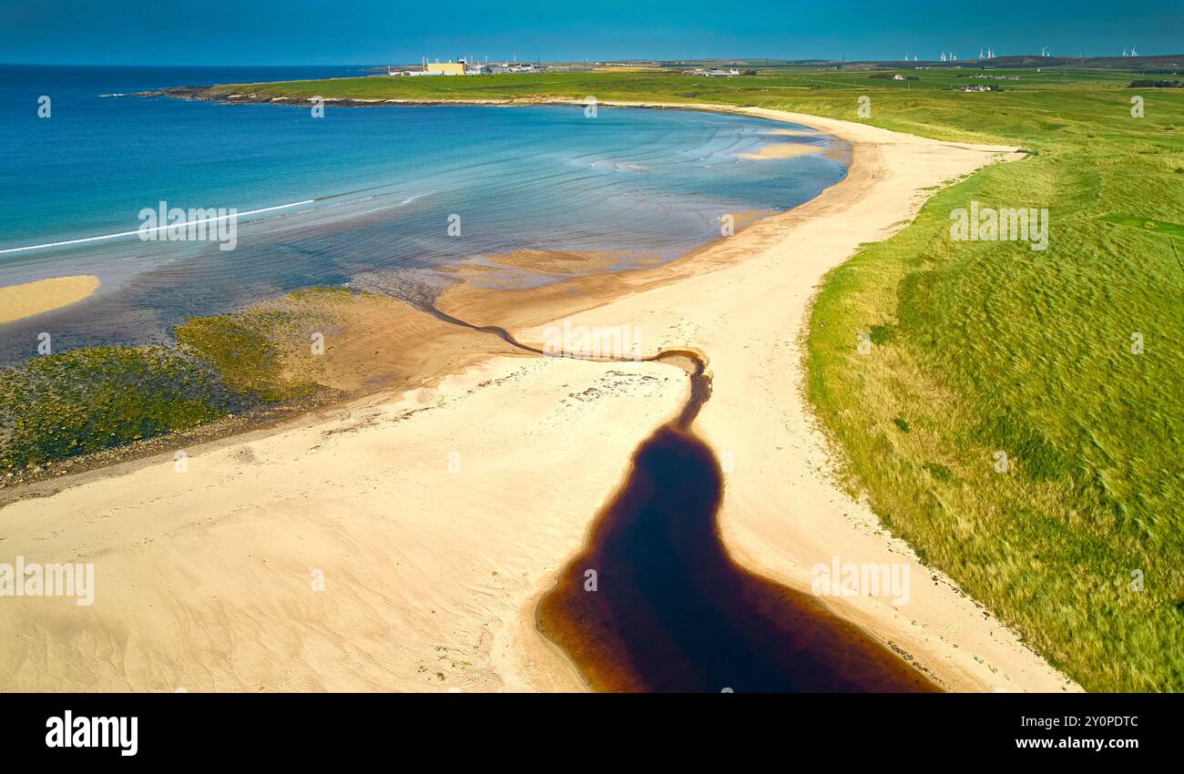 Sandside Bay Beach Caithness Scotland une plage avec des particules radioactives vue sur le sable fin de l'été jusqu'au réacteur Dounreay Banque D'Images