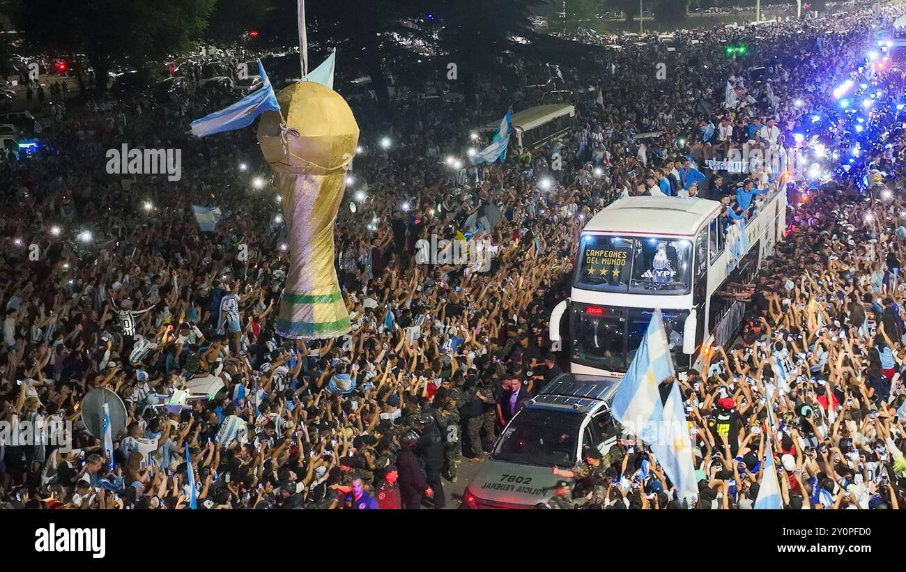 Buenos Aires, Argentine, 20 décembre 2022 : vue aérienne des joyeux supporters argentins célébrant avec l'équipe nationale, après avoir remporté le dernier match de football o Banque D'Images