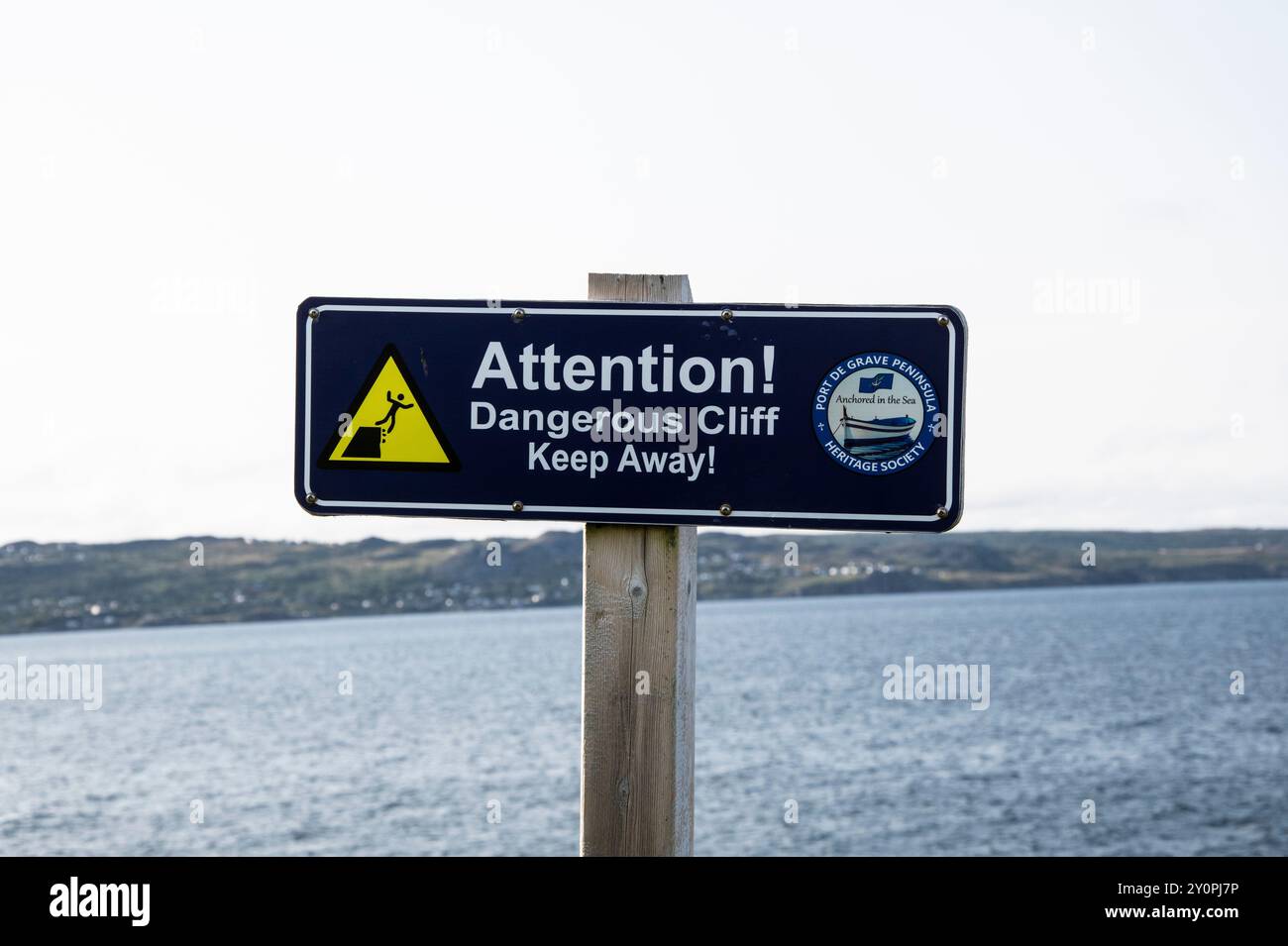 Panneau d'avertissement de falaise dangereuse au phare de Green point à Port de grave, Terre-Neuve-et-Labrador, Canada Banque D'Images