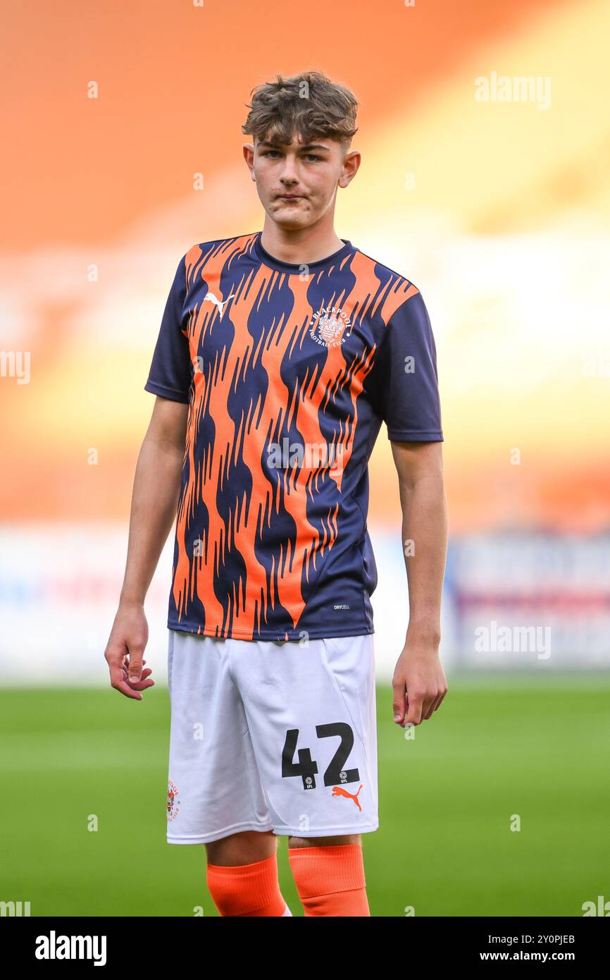 Spencer Knight de Blackpool pendant l'échauffement avant le match Bristol Street Motors Trophy match Blackpool vs Crewe Alexandra à Bloomfield Road, Blackpool, Royaume-Uni, le 3 septembre 2024 (photo de Craig Thomas/News images) Banque D'Images